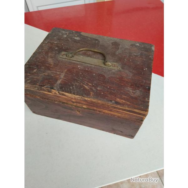 A SAISIR - Ancienne boite en bois pouvant contenir un pistolet de coffre ou autres