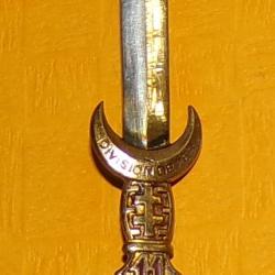 11° D. I, DIVISION de FER, guilloché argenté, broche, Drago en haut , FABRICANT  DRAGO PARIS  ,  HOM