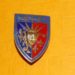 4° Rgt Hussards, émail, rouge à droite, relief, 37 mm, dos guilloché , FABRICANT  DRAGO PARIS  ,  HO