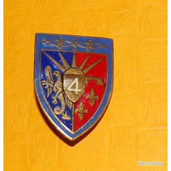 4 Rgt Hussards, mail, rouge  droite, relief, 37 mm, dos guilloch , FABRICANT  DRAGO PARIS  ,  HO
