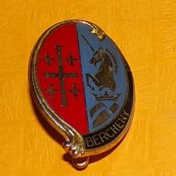 1° R.H.P, BERCHENY, croix et croisettes argentées, épingle sertie , écu ovoïde armes de Bercheny cro
