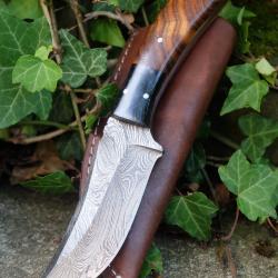 Couteau Skinner Bowie Damas Lame Acier 256 Couches Manche Bois/Résine Etui Cuir Fabricat Artisanale