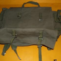 MUSETTE MILITAIRE EN TISSU DE TYPE ARMEE ALLEMANDE   ,DIMENSION LONGUEUR 34 CM , 100 % COTON FABRICA