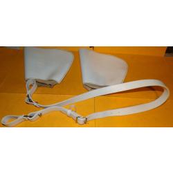 BAUDRIER BLANC AVEC UNE PAIRE DE CRISPINS DES MOTARDS DE LA GENDARMERIE NATIONALE  , BON ETAT VOIR P