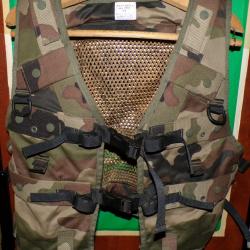 GILET DE COMBAT DE L'ARMEE FRANCAISE , TAILLE PT , IL MANQUE LA CEINTURE EN BAS DU GILET ,  ETAT VOI