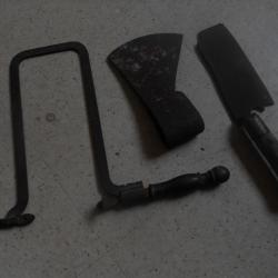 Lot d'outils anciens (hache, scie à chantourner, feuille)