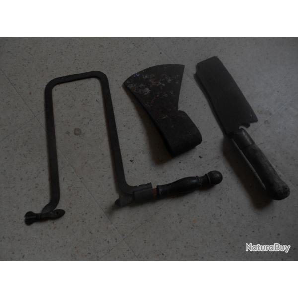 Lot d'outils anciens (hache, scie  chantourner, feuille)