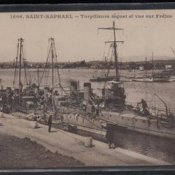 CPA - Marine Militaire -SAINT - RAPHAEL -Torpilleurs a quai et vue sur Fréjus N°3823
