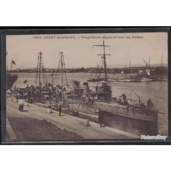 CPA - Marine Militaire -SAINT - RAPHAEL -Torpilleurs a quai et vue sur Frjus N3823