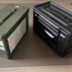 2 boîtes à munitions métalliques (verte, noire)