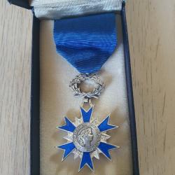 Belle médaille Ordre National du Mérite dans sa boite Monnaie de Paris.
