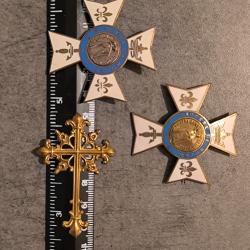 LOT MÉDAILLES ET CROIX AUX ARMOIRIES DE JEANNE D'ARC