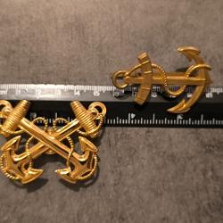 LOT DEUX INSIGNES MARINE US ET FRANCE