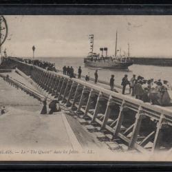 CPA - CALAIS -Le " The Queen " dans les Jetées  N°3826