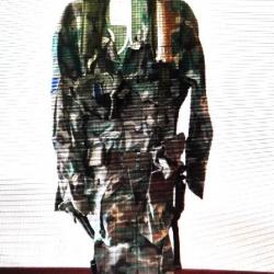 Uniforme entrant dans le mimétisme du camouflage d'un sergent d'État-major de la Police de Sécurité