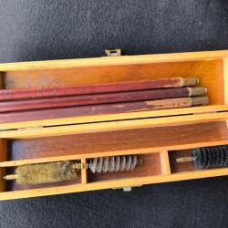 baguette de nettoyage en 3 et son kit de 3 brosses en coffret bois vintage bien complet. Calibre 12
