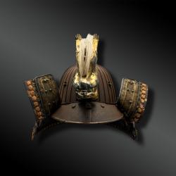 CASQUE appelé Kabuto Suji-Bachi avec maedate - Japon - Période Edo (1603-1868) - XVIIème siècle