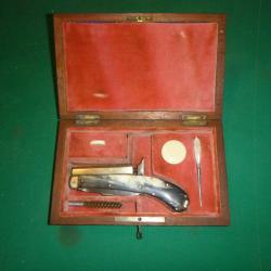 Trés beau COUTEAU PISTOLET ANGLAIS J. RODGERS en cal 8mm avec son moule a balle et accessoires