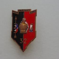 INSIGNE  DU 32 ° BATAILLON DU GENIE   / 3 ° D.I.A  --- E.MARDINI  -------------------------