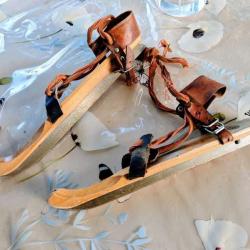 Paire Patins à glace ideal déco chalet, montagne, art populaire fin XIX début XX