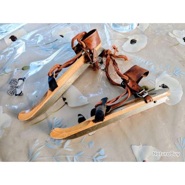 Paire Patins  glace ideal dco chalet, montagne, art populaire fin XIX dbut XX