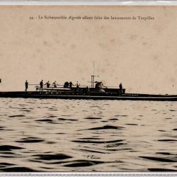 CPA -Marine de Guerre - Le Submersible Aigrette allant faire des lancements de Torpilles  -N°3845