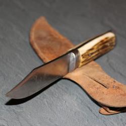 ANCIEN COUTEAU DE CHASSE LAME CARBONE A POLIR ET MANCHE CERFE ETUI CUIR**COLLECTION**