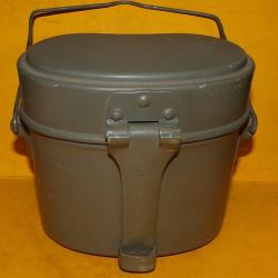 GAMELLE POUR LE REPAS DE TYPE ARMEE ALLEMANDE , FABRICANT VOIR SIGLE  ,DIMENSION 17 CM X 15 CM ,EPAI