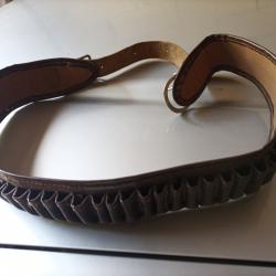 CARTOUCHIERE EN CUIR CALIBRE 9 MM - 38 SPL - 357 MAG .