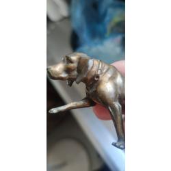 Petit sculpture de chien de chasse en métal !