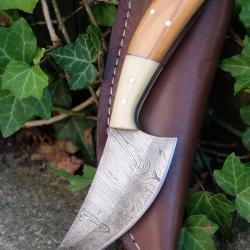 Couteau Skinner Découpe Damas Lame Acier 256 Couches Manche Bois/Résine Etui Cuir Fabr Artisanale