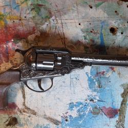 Revolver cow boy métal type COLT DOUBLE ACTION  PEACEMAKER  JOUET à  amorces  intact neuf + boîte