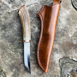 couteau de chasse ou d'après chasse d'artisan / bois de cerf / cuivre / ronce de noyer