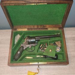 Coffret massif en ronce de noyer avec son révolver d'officier 12mm broche triple action + accessoire
