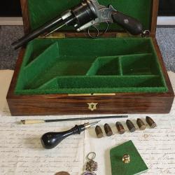 Coffret massif en ronce de noyer avec son révolver d'officier 12mm broche triple action+ accessoires