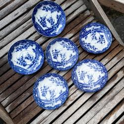 Six petites assiettes japonaises en fleurs de prunier des années 1960 et 1970