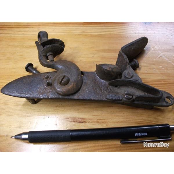 EQUIPEMENT MILITAIRE OU CIVIL VIEILLE PLATINE A SILEX FUSIL