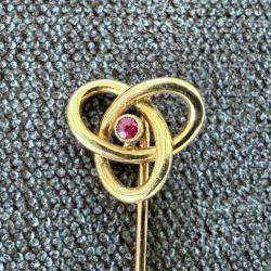 Epingle à cravate en or massif 18 carats - Début XXème - Broche - Rubis