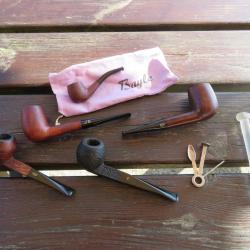 Ensemble de 5 pipes vintage, avec étui en tissu, cure-pipe & bourre pipe - FRANCE (XXé)