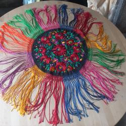 superbe centre de table multicolore  broderie hongroise