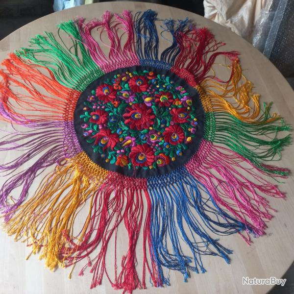superbe centre de table multicolore  broderie hongroise