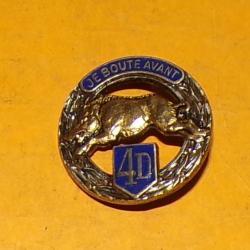 4° D, Je boute avant, Régiment de Dragons, sanglier doré, guilloché , sanglier brochant sur une rond