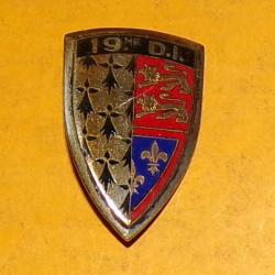 19° Division d'Infanterie, émail, dos lisse, non homologué ,écu argenté rouge bleu hermines 2 lions