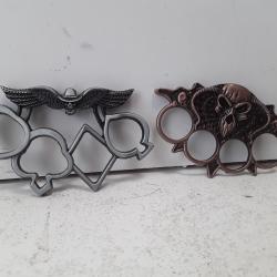 Lot de 2 poings americain Poker/ Crane