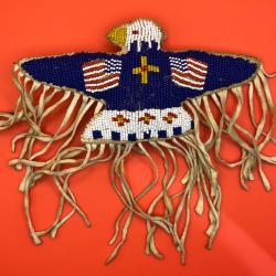 Magnifique fétiche indien des plaines aigle perlé en seedbeads drapeaux américains