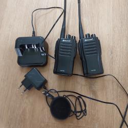 2 Talkies-walkies Midland G10 en très bon état avec le chargeur et une oreillette.