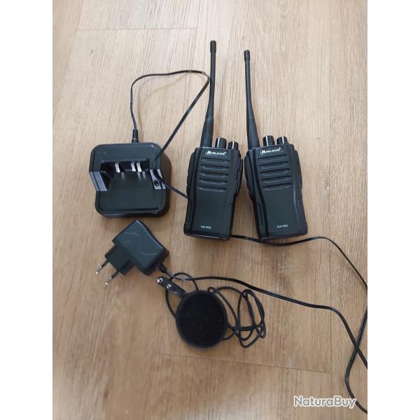 2 Talkies-walkies Midland G10 en trs bon tat avec le chargeur et une oreillette.