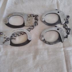 deux paires de menottes