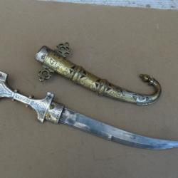 ancien couteau poignard ethnique , étui argenté et laiton repoussé