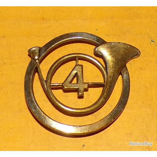 4 Rgiment de Chasseurs, insigne de bret, dos lisse embouti , cor de chasse au chiffre 4, dos liss